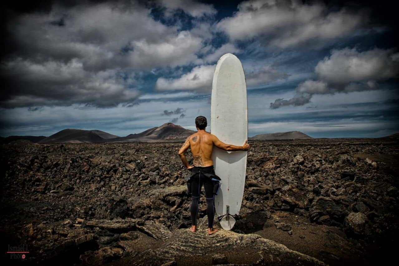 Surfer dans une mer de lave