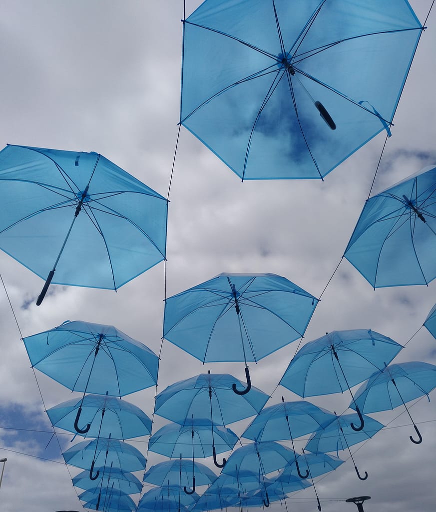 Parapluies et ciel gris